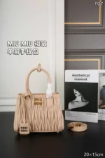 MIU MIU 肩掛けバック 20*15cm - 画像 (8)