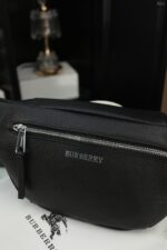 重复BURBERRY ボディーバッグ ケース付き 28*15cm - 画像 (3)