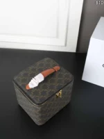 CELINE Triomphe 化粧ポーチ ケース付き 17*15cm - 画像 (6)
