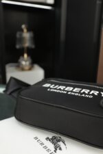Burberry ボディーバッグ ケース付き 22*14cm - 画像 (5)