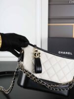 CHANEL Gabrielle 19A 水筒バック ケース付き 20*16cm - 画像 (6)