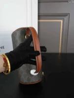 CELINE Triomphe CYLINDER 水筒バック ケース付き 26*13cm - 画像 (9)