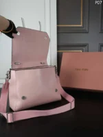 MIU MIU ショルダーバック ケース付き 30*22cm - 画像 (11)
