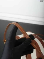 MIU MIU キャンバス 水筒バック ケース付き 26*26cm - 画像 (7)