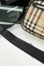 Burberry カメラ ショルダーバッグ ケース付き 22*14cm - 画像 (8)