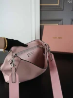 MIU MIU ショルダーバック ケース付き 30*22cm - 画像 (9)