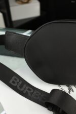 Burberry ボディーバッグ ケース付き 22*14cm - 画像 (9)