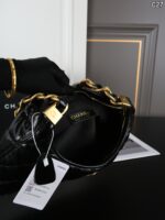 CHANEL 24A HOBO 肩掛けバッグ ケース付き 27*21cm - 画像 (9)