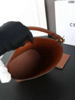 CELINE Louise 水筒バック ケース付き ポーチ付き 18*20cm 23*24cm - 画像 (11)