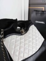 CHANEL 31Bag 24S  ショルダーバック ケース付き 24*19cm - 画像 (9)