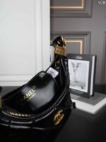 CHANEL 24A hobo 肩掛けバッグ ケース付き 22*21cm - 画像 (10)
