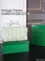 Bottega Veneta CASSETTE ショルダーバッグ ケース付き 28*15cm - 画像 (10)