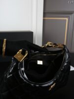 CHANEL 24A HOBO 肩掛けバッグ ケース付き 27*21cm - 画像 (8)