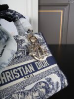 DIOR Lady D-Lite 2024 刺繡 ショルダーバック ケース付き 23*19cm - 画像 (4)
