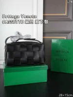 Bottega Veneta CASSETTE ショルダーバッグ ケース付き 28*15cm - 画像 (18)