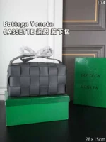 Bottega Veneta CASSETTE ショルダーバッグ ケース付き 28*15cm - 画像 (6)
