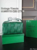 Bottega Veneta CASSETTE ショルダーバッグ ケース付き 28*15cm - 画像 (8)