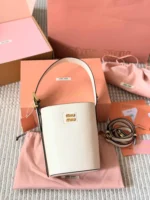 MIUMIU 水筒バック ケース付き 14*20cm - 画像 (9)