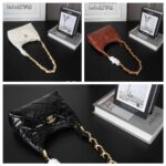 CHANEL 24A hobo 肩掛けバッグ ケース付き 22*21cm